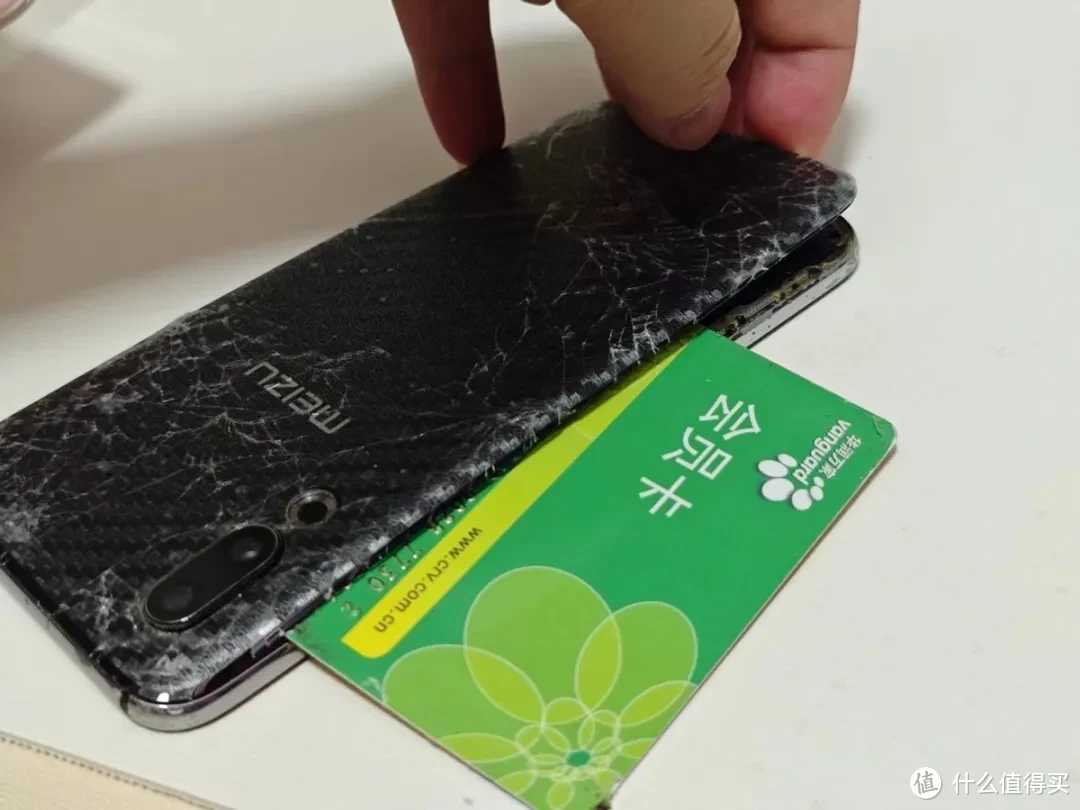 手机后盖碎了别慌！十多元搞定，教你轻松换上新后盖